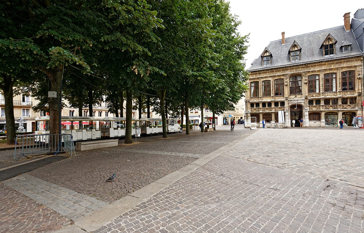 Place de la cathédrale avant