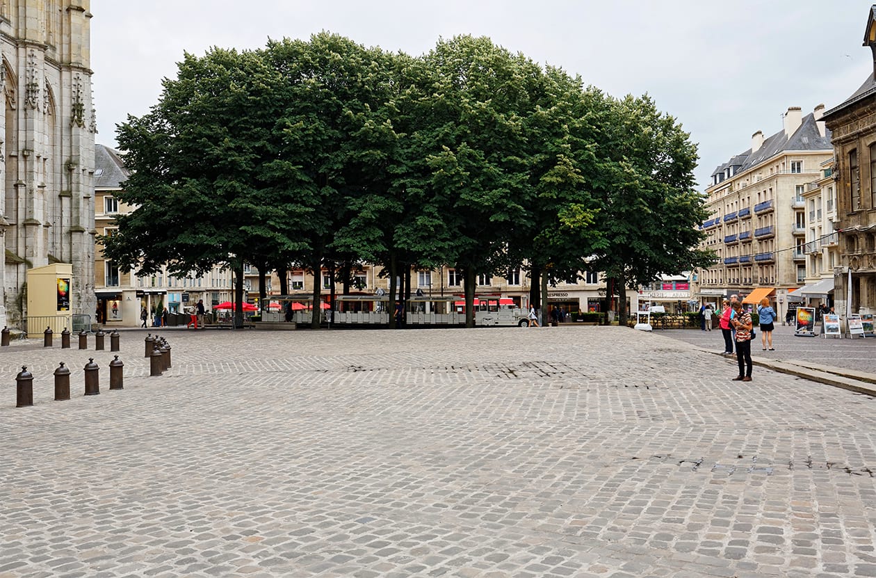 Place de la cathédrale avant