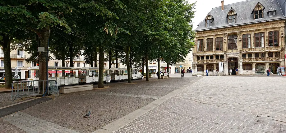 Place de la cathédrale avant