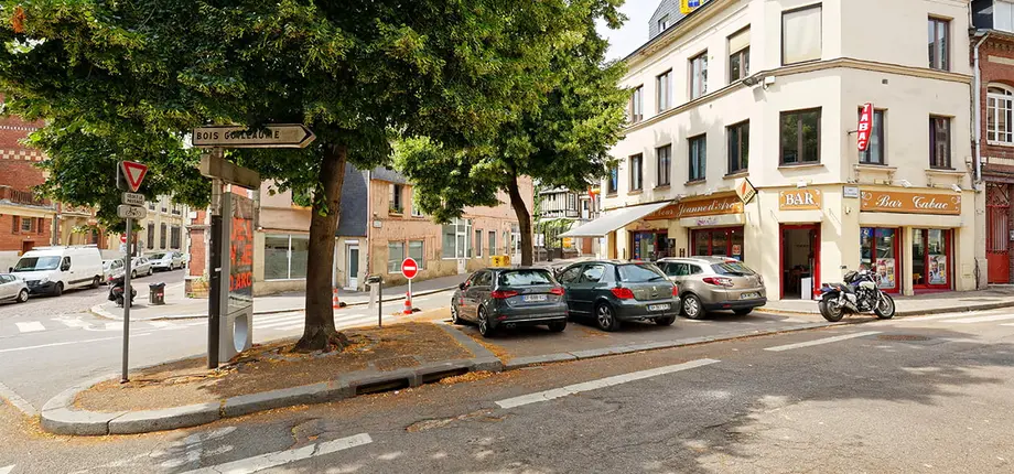 Place du Docteur Cerné avant