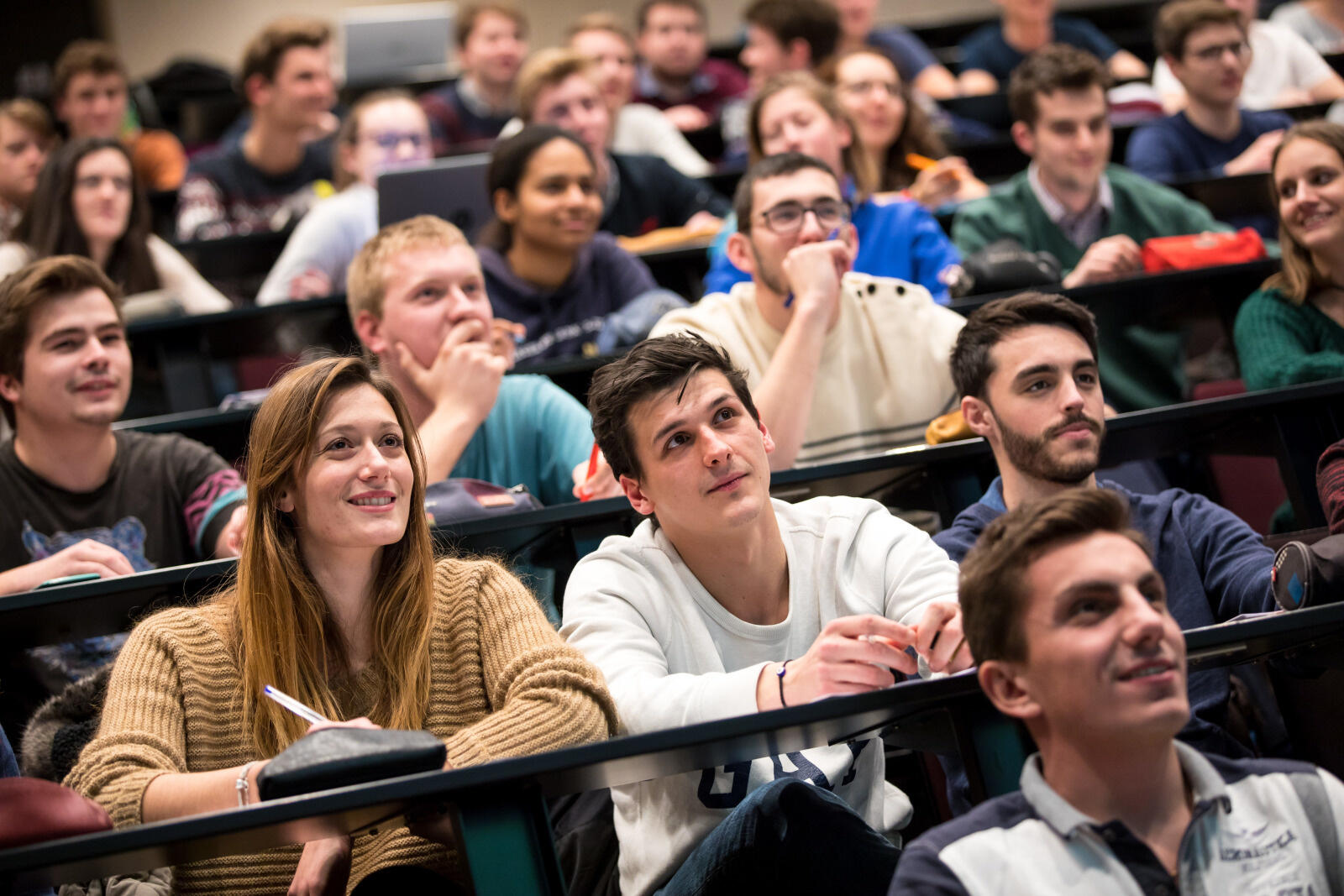 Des étudiants dans un amphithéâtre