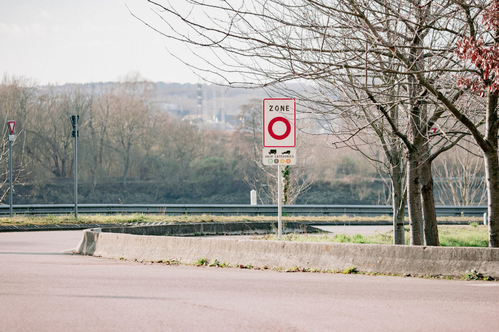 Un panneau d'entrée de zone à faible émission