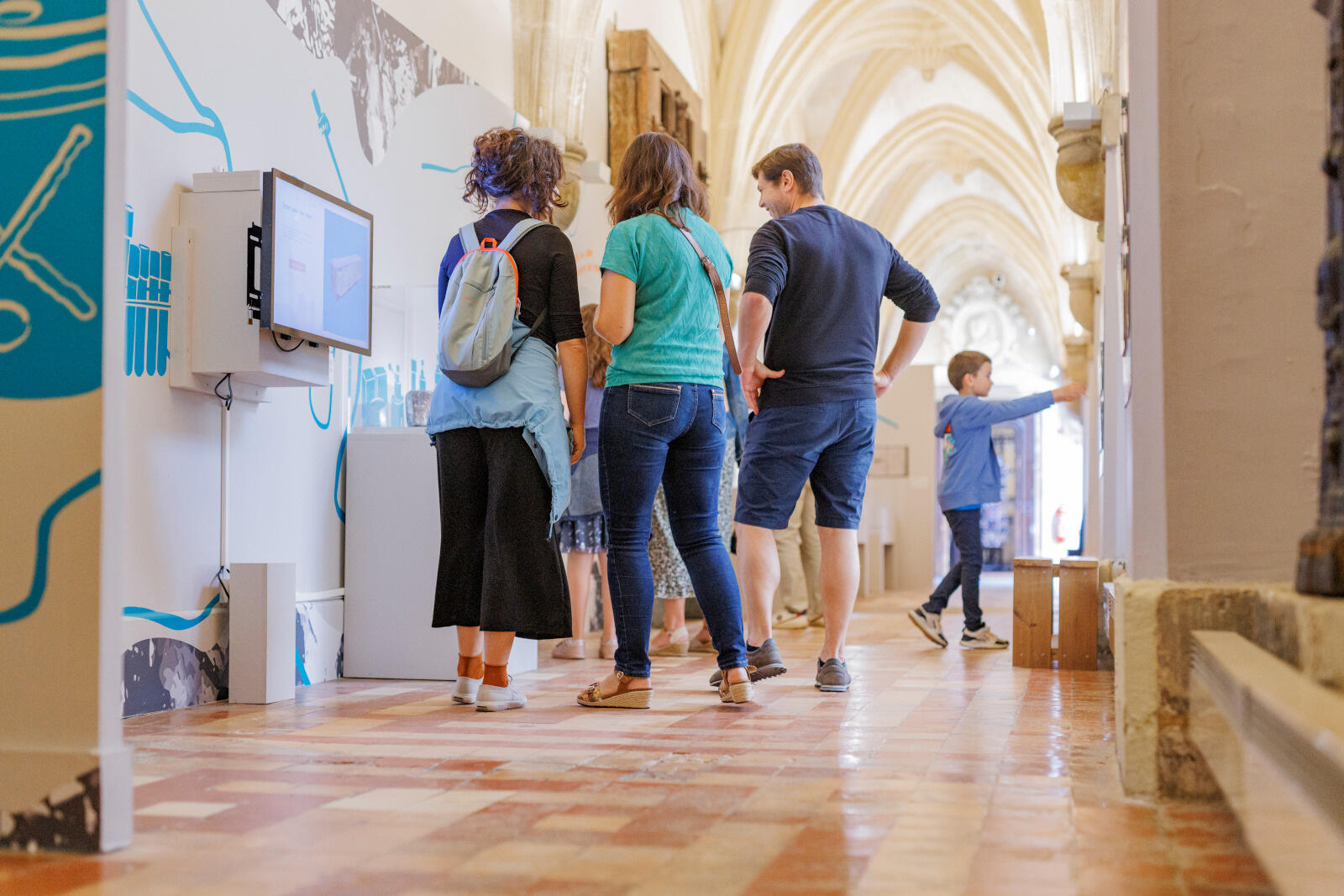 Des visiteurs dans le musée des Antiquités