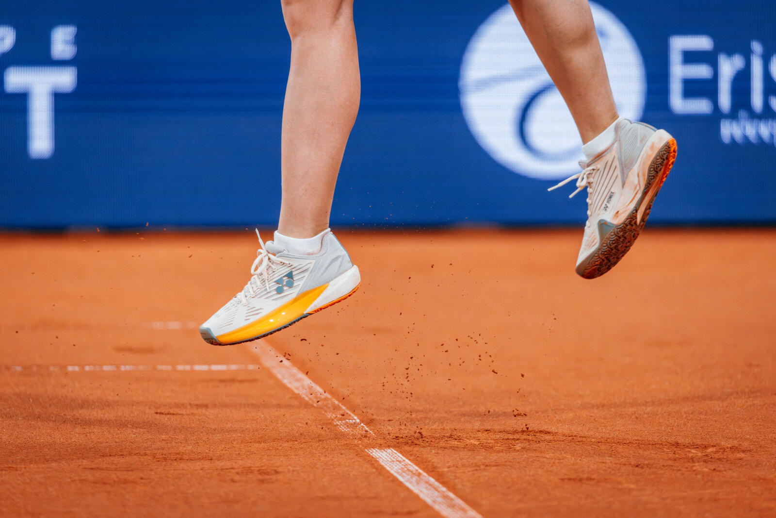 Une joueuse de tennis saute
