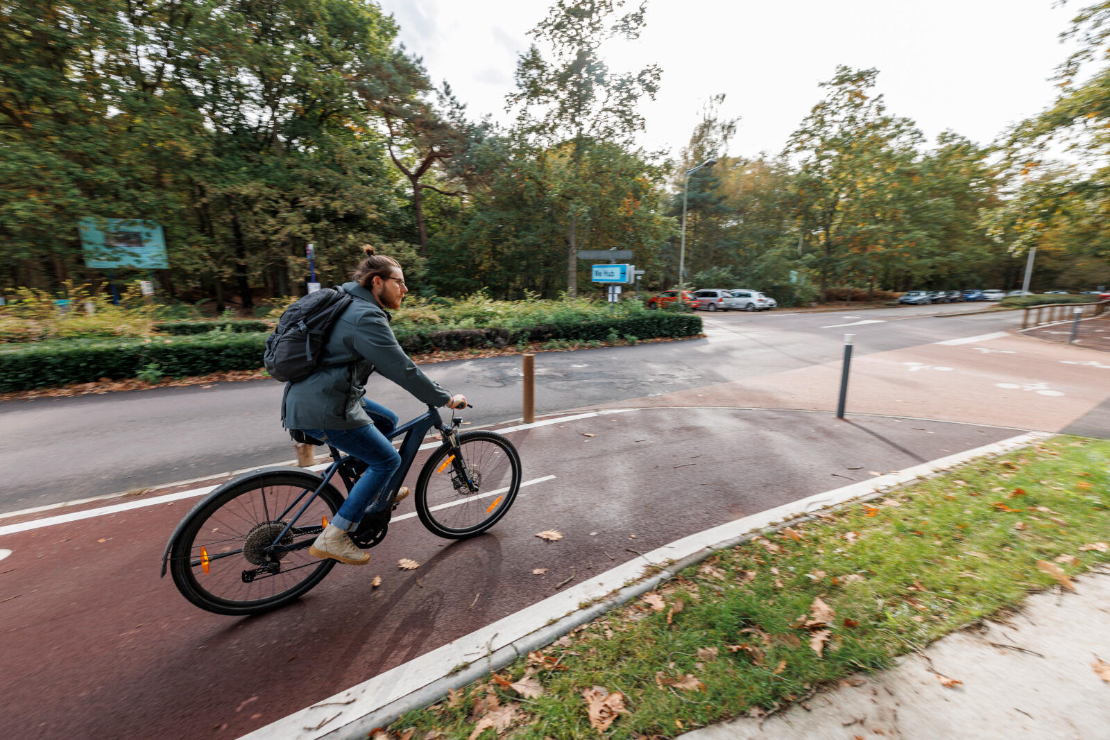 Un cycliste traverse une piste réservée aux vélos