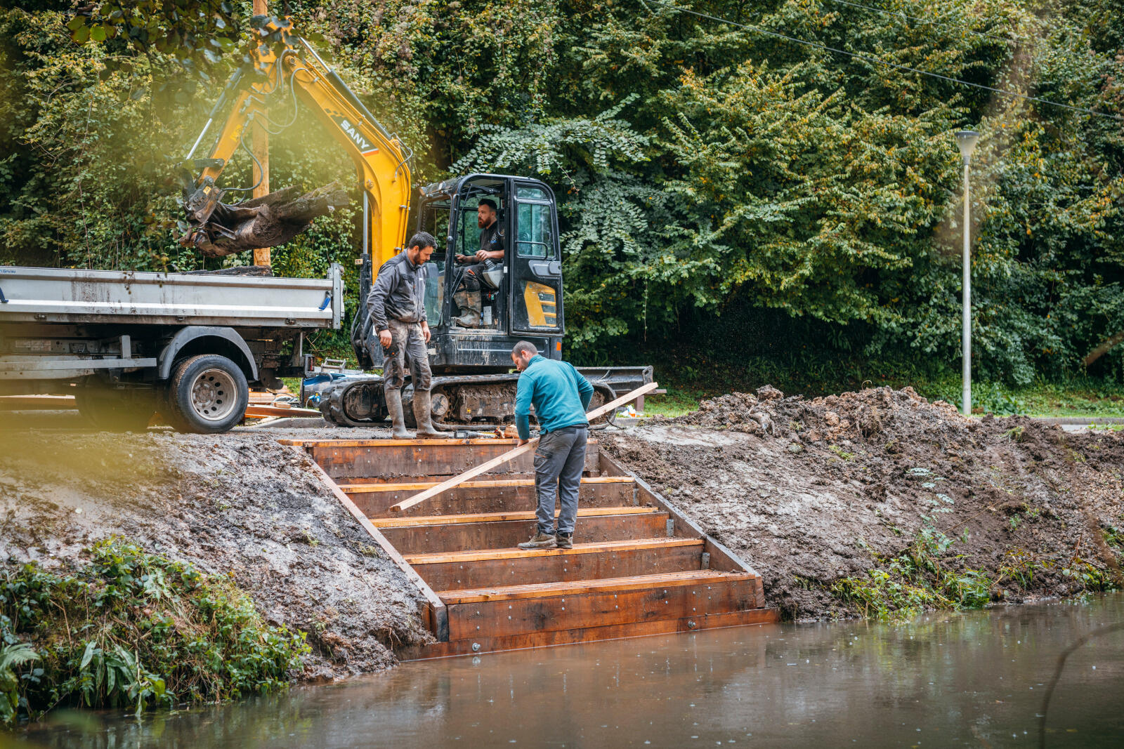 Travaux d'aménagement d'un ponton au bord de l'Austreberthe