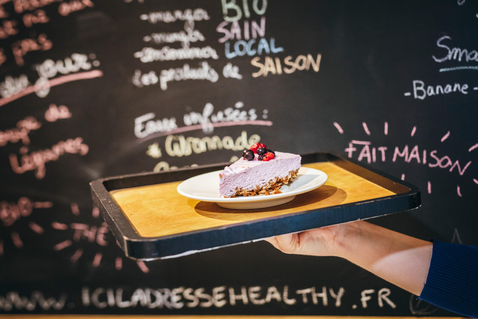 Une tranche de gâteau sur un plateau