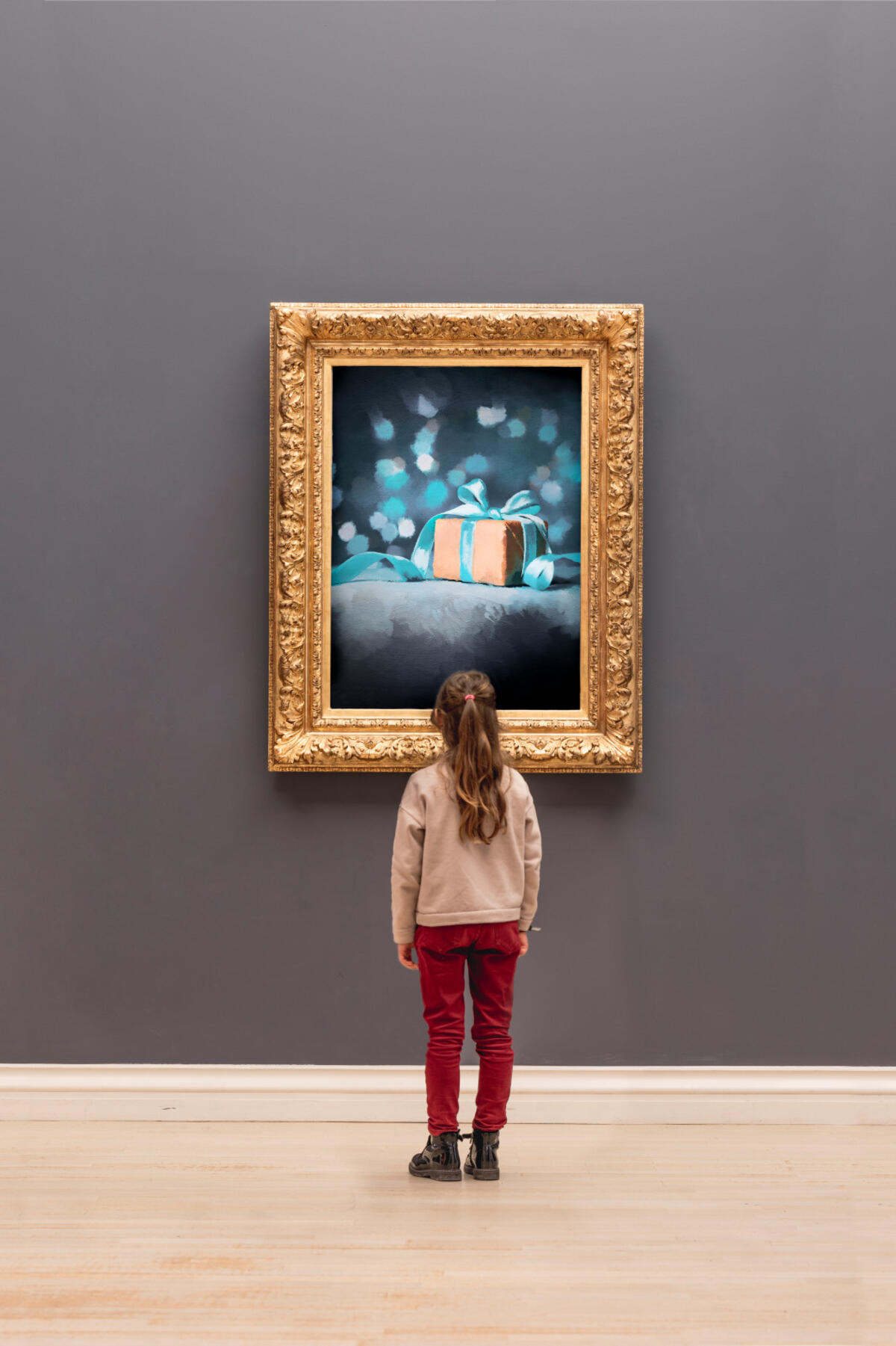 Un jeune enfant debout devant une œuvre de Claude Monet dans un musée