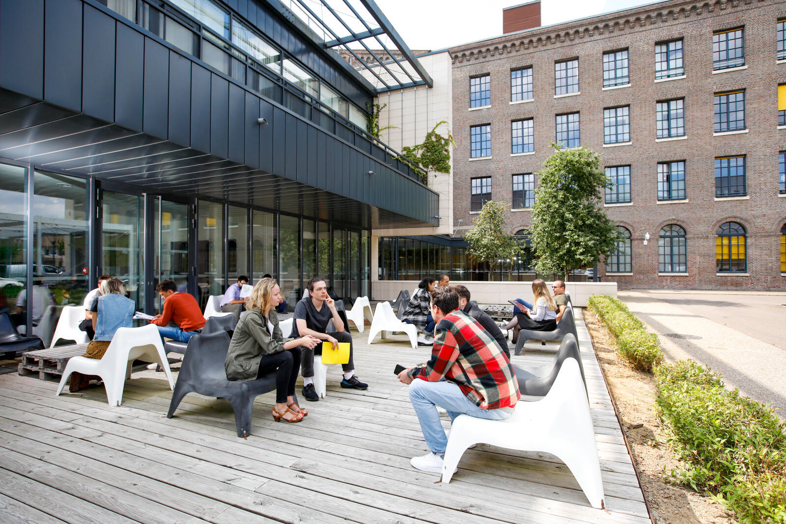 Des gens sur une terrasse, à Seine Innopolis, au Petit-Quevilly