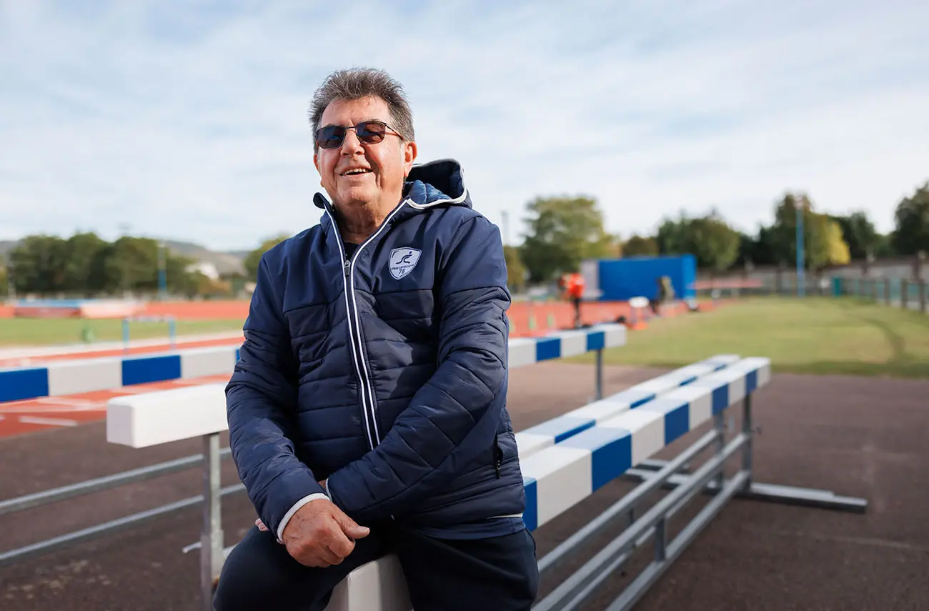 Michel Meray, aux petits soins des athlètes Michel Meray, bénévoloe au Stade Sottevillais 76