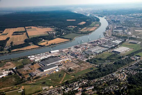 Grand-Couronne : démolition d'une grue portuaire