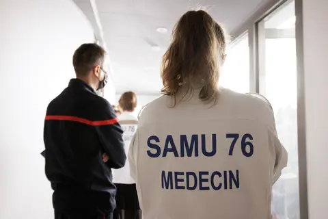 Un médecin du SAMU et un pompier, de dos