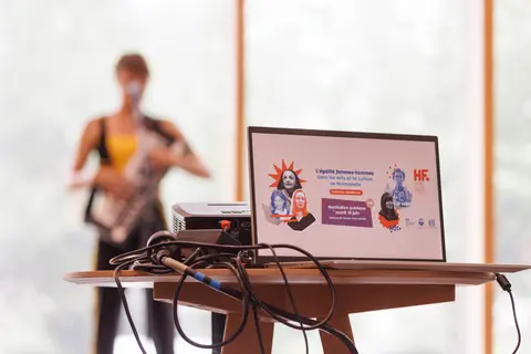 Vue sur un ordinateur lors d'une présentation d'une action concernant l'égalité femmes hommes