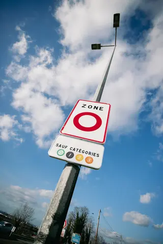 Panneau indiquant l'entrée d'une Zone à Faibles Émisions