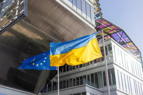 Le drapeau ukrainien flotte devant le 108