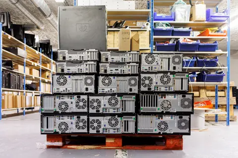 Équipements informatiques usagés empilés pour le recyclage