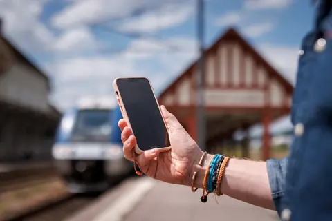personne ayant un téléphone portable dans les mains