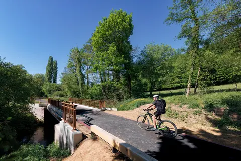 Cycliste traversant un pont