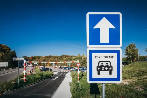 Aire de covoiturage avec un panneau de signalisation dédié à Oissel Grand Couronne les Essarts