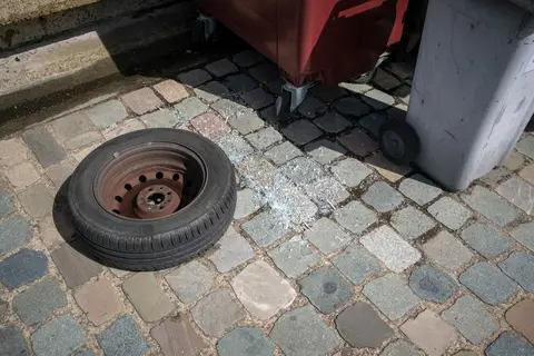 Pneu usagé abandonné sur le sol