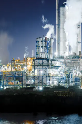 usine avec fumée blanche