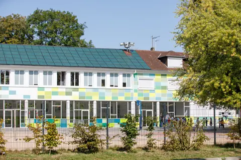 Des panneaux photovoltaïques sur le toit d'une école à Malaunay