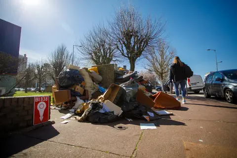 Dépôt sauvage de déchets sur un trottoir