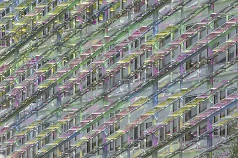 Un zoom sur le 108 et ses panneaux de couleurs